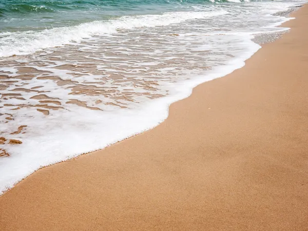 Clean and white wave on the beach — Stock Photo, Image