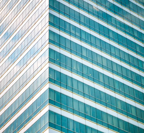 De nombreuses fenêtres du bâtiment de grande hauteur — Photo