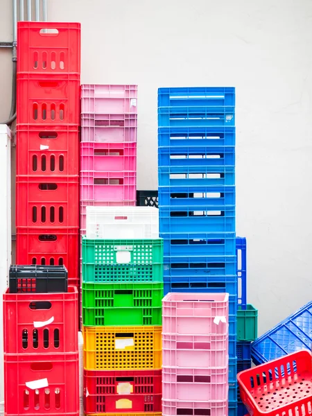 Pila de contenedores de plástico堆的塑料容器 — 图库照片