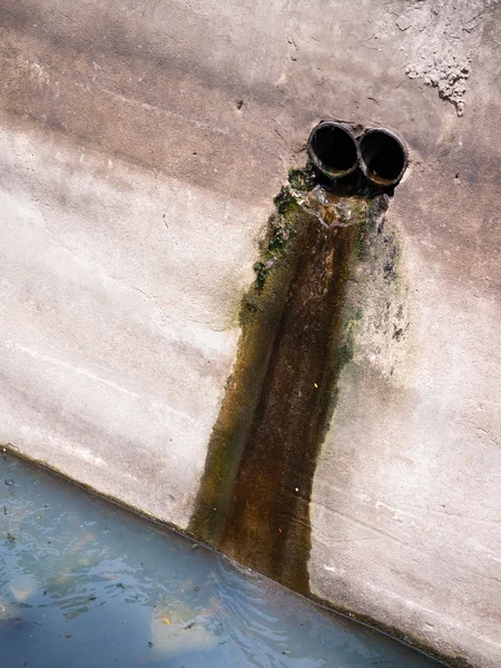 Aguas residuales industriales vertederos de agua sucia en el canal — Foto de Stock