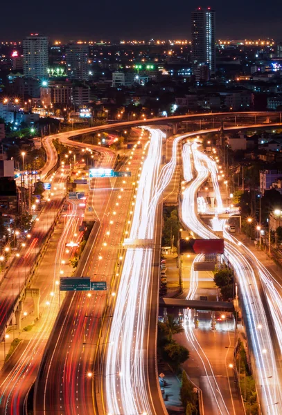 Tolweg verkeer in de nacht — Stockfoto