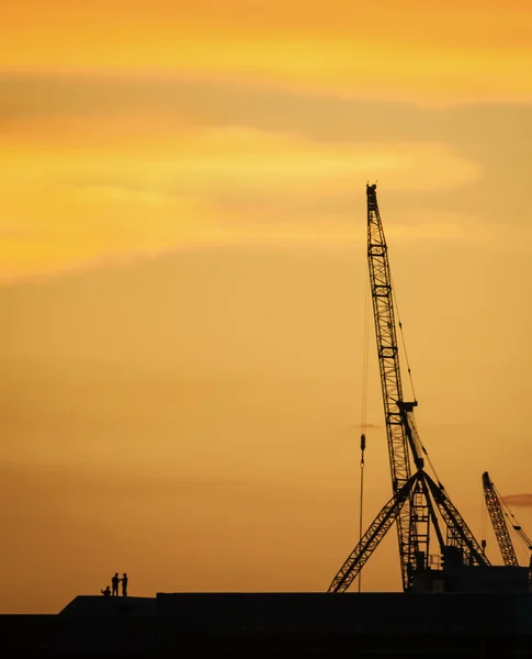 Silhouette people discussing at construction site in the dawn — Stock Photo, Image
