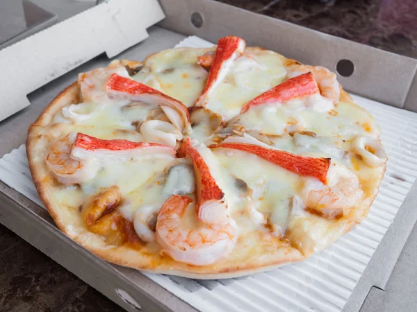 Pizza ai frutti di mare nella scatola di carta — Foto Stock