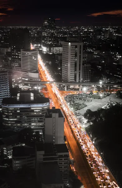 Atasco de tráfico en la carretera en la noche —  Fotos de Stock