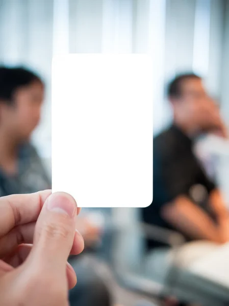 Hand bedrijf kaart in de ernstige vergadering — Stockfoto