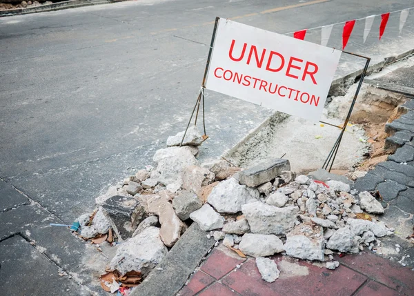 Under construction notice on the roadside — Stock Photo, Image