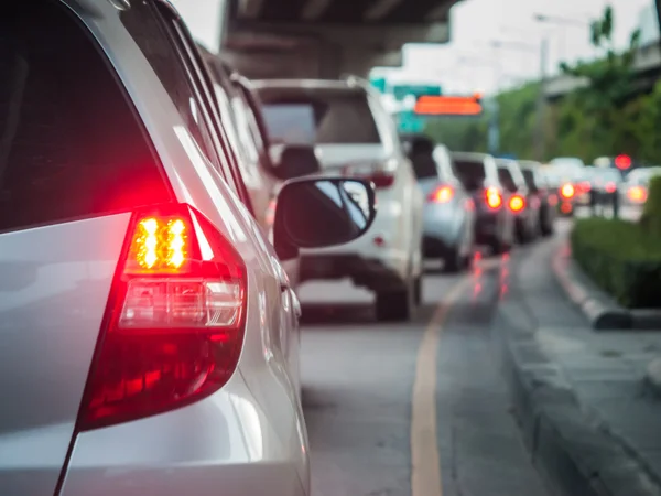 Fila de carro na estrada de trânsito ruim — Fotografia de Stock