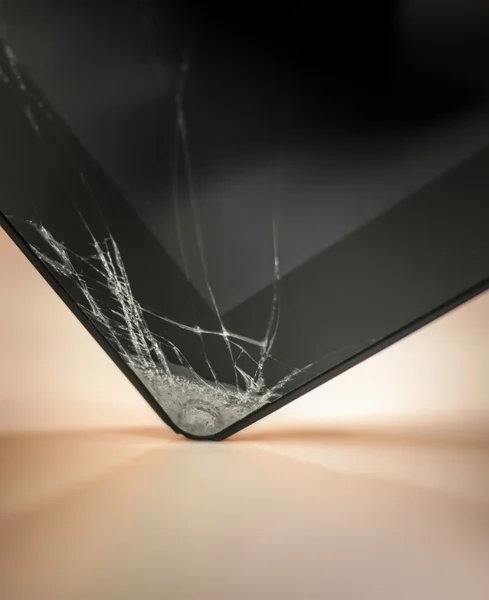 Dropped and cracked tablet — Stock Photo, Image