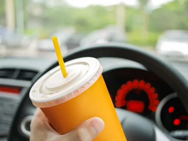 ドライバーが車の中で水を飲む — ストック写真