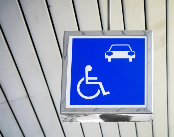 Parcheggio riservato ai portatori di handicap — Foto Stock
