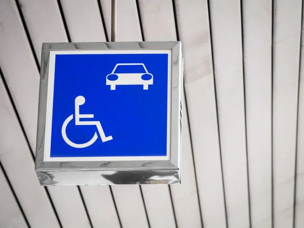 Parcheggio riservato ai portatori di handicap — Foto Stock