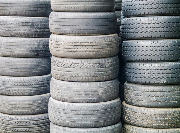 Pila de neumáticos de automóviles usados — Foto de Stock