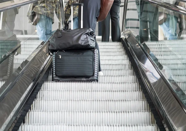 Affärsman på rulltrappa — Stockfoto