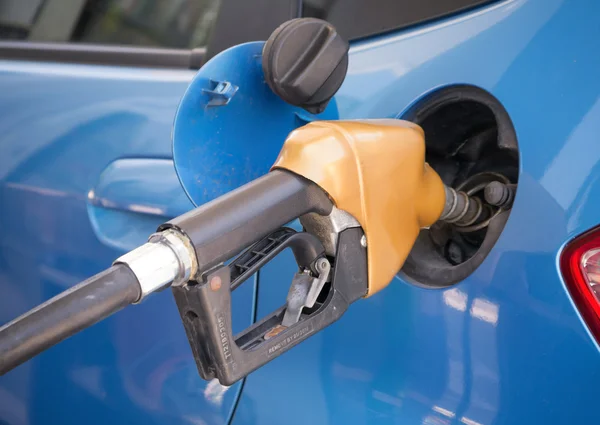 Boquilla de gasolina llenando un coche —  Fotos de Stock