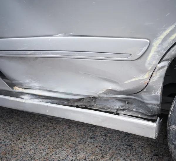 Porte de voiture endommagée par accident — Photo