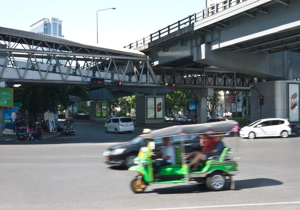 Tuk-tuk 방콕의 비즈니스 영역에서 운전 — 스톡 사진