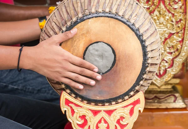 Gente tocando tambor vintage tailandés — Foto de Stock