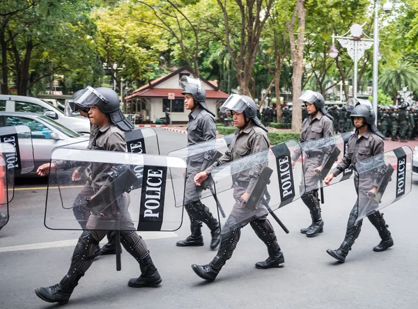 Silahlı polis devriyesi - Stok İmaj