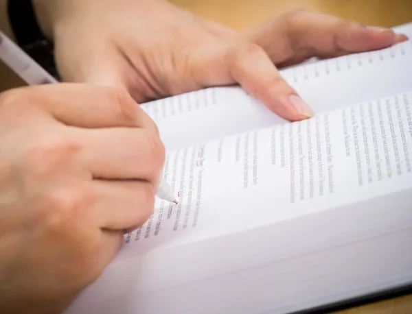 Hand holding pen and book — Stock Photo, Image