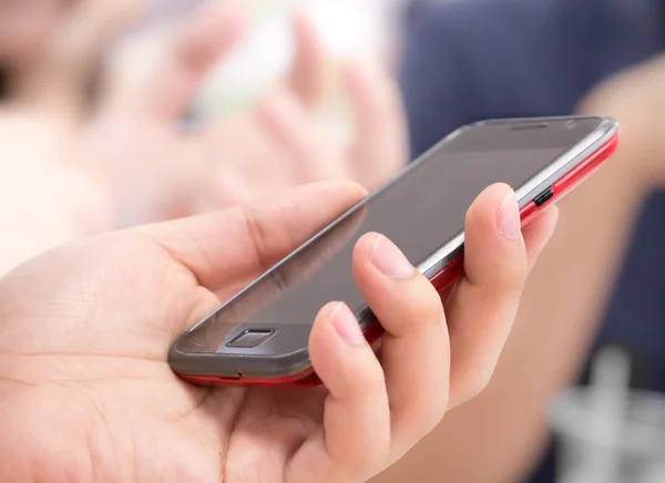El ele tutuşan akıllı telefon.