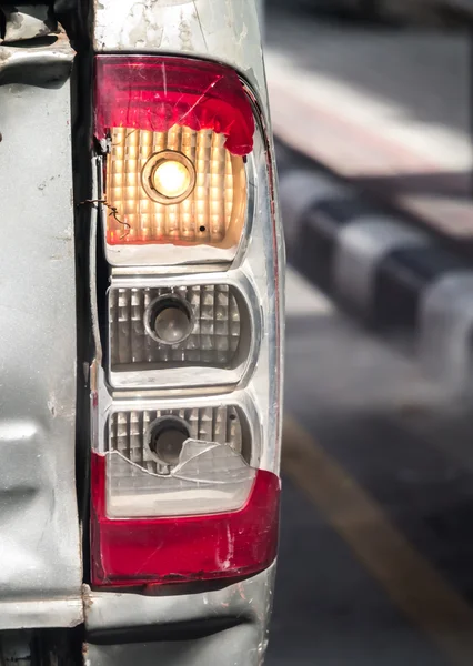 Velho carro quebrado farol traseiro — Fotografia de Stock