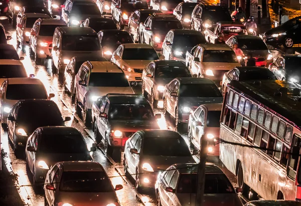 夜に混雑した車 — ストック写真