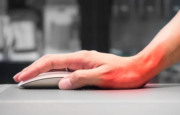 Hand haltende Computermaus mit Schmerzen am Handgelenk — Stockfoto