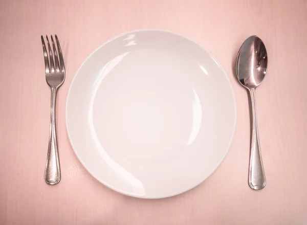 用勺子和叉子的空盘 — 图库照片