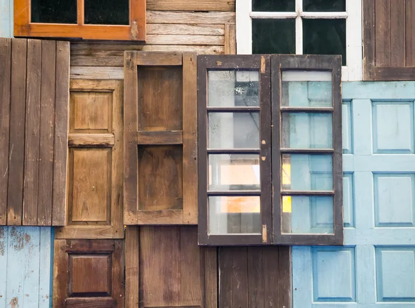 Viejas puertas y ventanas de madera — Foto de Stock
