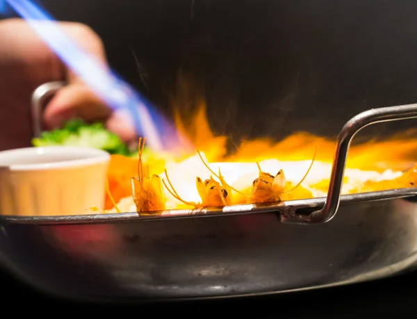 Hete vlam branden zeevruchten in koekenpan — Stockfoto