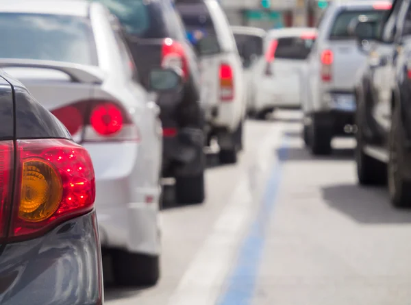 Bil kö i dålig trafik vägen — Stockfoto