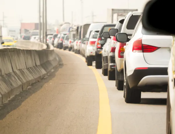 糟糕的交通道路的汽车队列 — 图库照片