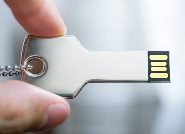 Hand met een sleutels gevormd usb drive — Stockfoto