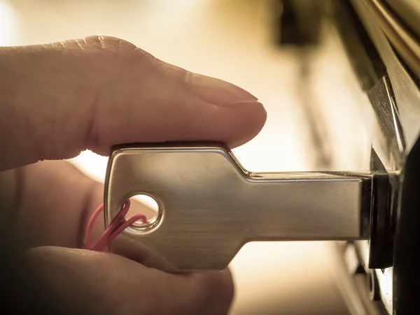 Hand Einstecken eines Schlüssels in Form eines USB-Laufwerks in den Port — Stockfoto