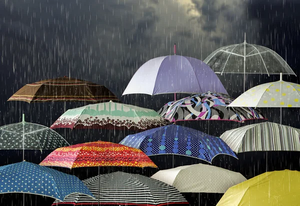 Regenschirme unter Regentropfen — Stockfoto