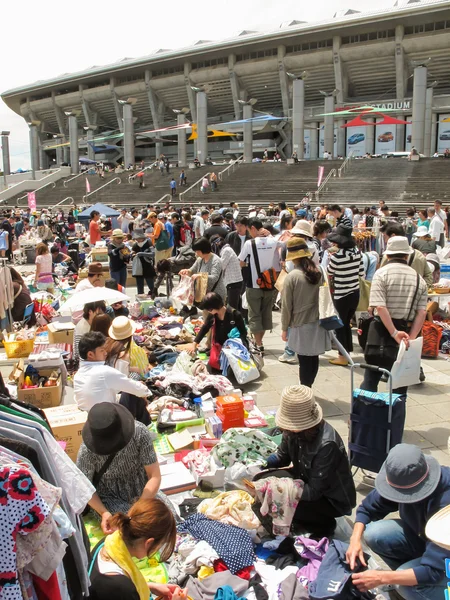 Блошиный рынок на стадионе Nissan в Син Йокогаме, Япония — стоковое фото