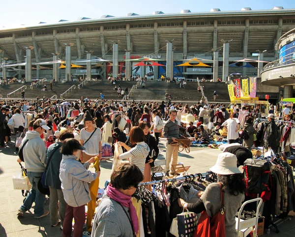 Rommelmarkt nissan stadium in shin yokohama, japan — Stockfoto
