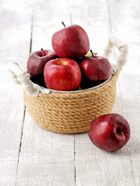 Appels in een mand Stockfoto