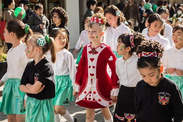 Kinderen sluit zich aan bij de parade — Stockfoto