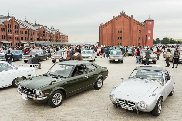 Pessoas assistem Yokohama Historic Car Day — Fotografia de Stock