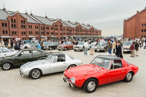 La gente asiste al Día Histórico del Automóvil de Yokohama —  Fotos de Stock