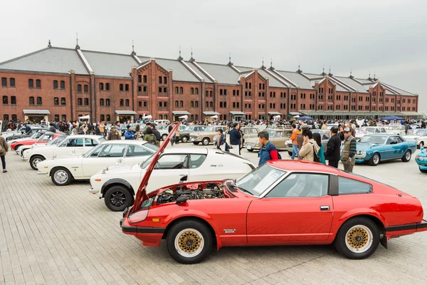 La gente asiste al Día Histórico del Automóvil de Yokohama —  Fotos de Stock
