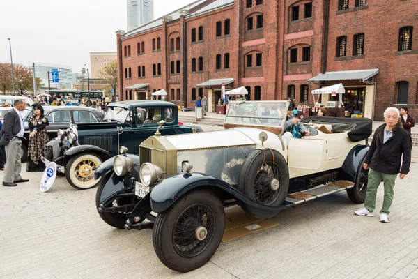 Люди посещают День исторического автомобиля в Иокогаме — стоковое фото
