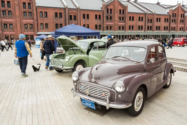 La gente asiste al Día Histórico del Automóvil de Yokohama —  Fotos de Stock