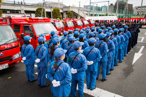 Demonstration feuerwehrtechnischer Fähigkeiten — Stockfoto