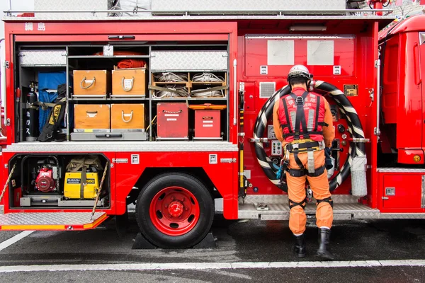 Mannelijke brandweerman toont redgereedschap Rechtenvrije Stockafbeeldingen