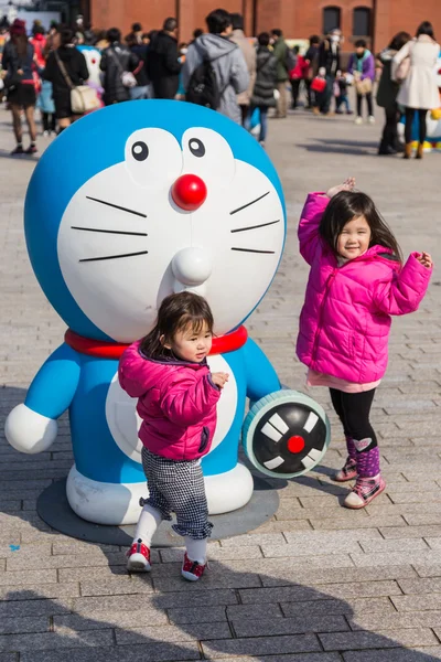 Children takes photo with Doraemon figure — Stock Photo, Image