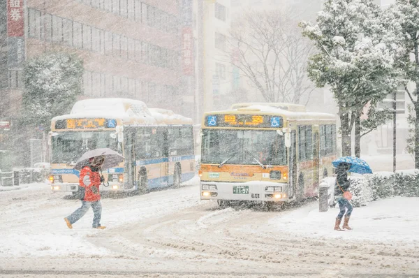 La gente cammina nella tempesta di neve — Foto Stock