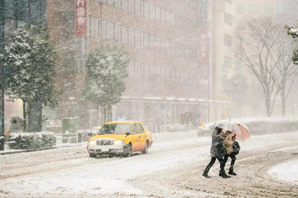 Les gens marchent dans la tempête de neige — Photo