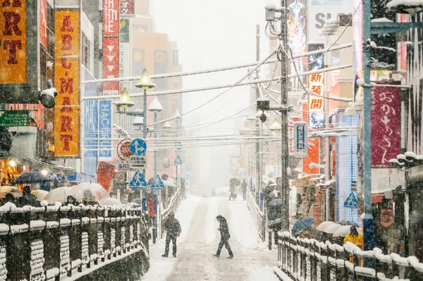 La gente camina en tormenta de nieve — Foto de Stock